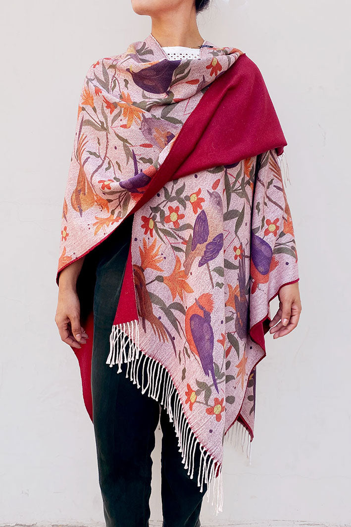 Ruana con Alpaca Reversible Pequeñas Aves Roja