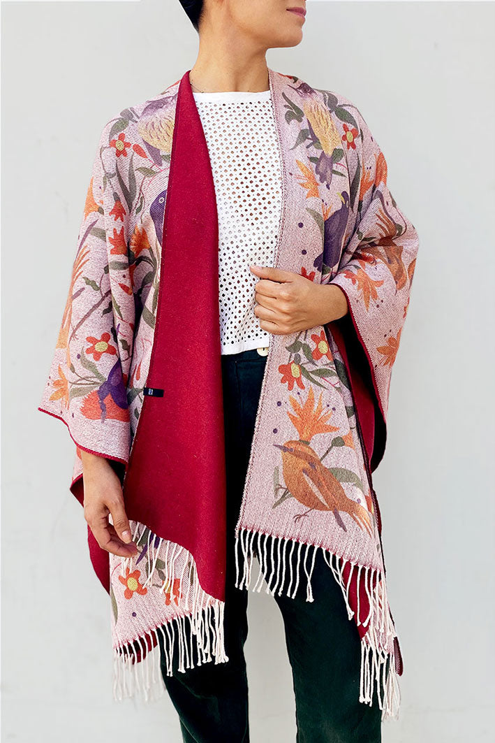 Ruana con Alpaca Reversible Pequeñas Aves Roja