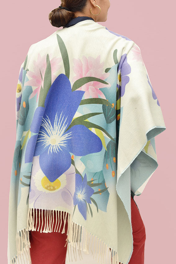 Ruana-con-alpaca-flores-de-chile-espalda