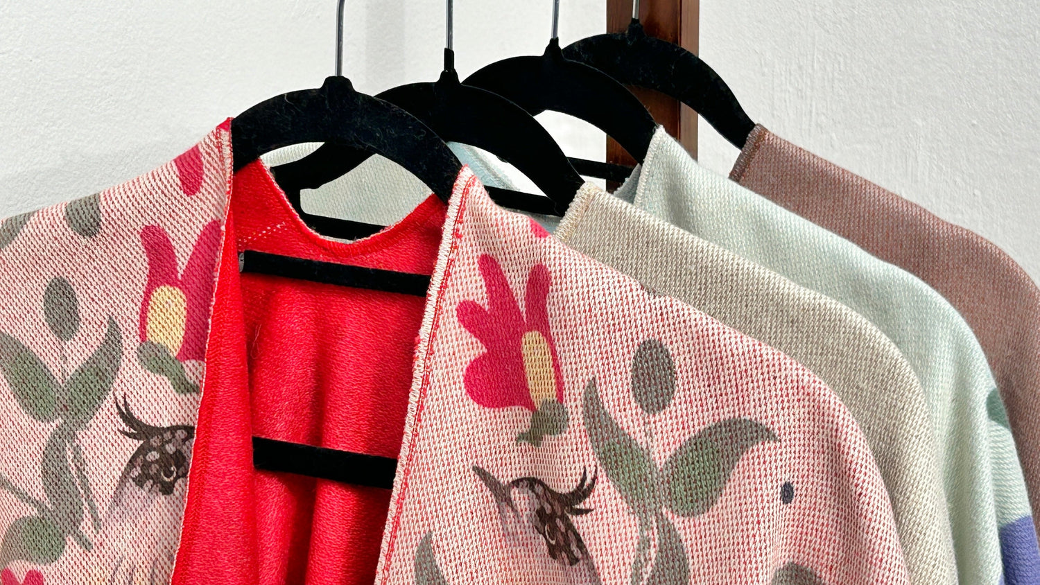 Abrígate con Estilo: Descubre Nuestras Novedades en Ruanas y Bufandas para este Invierno