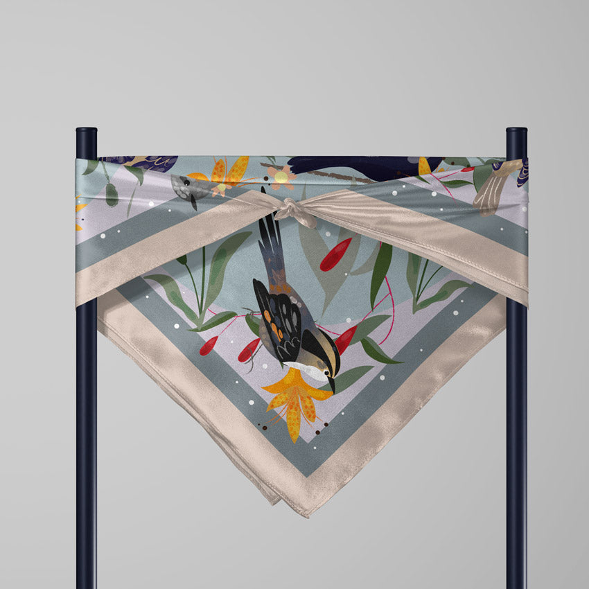 Pañuelo de Seda Pequeñas Aves Beige · 65 cm