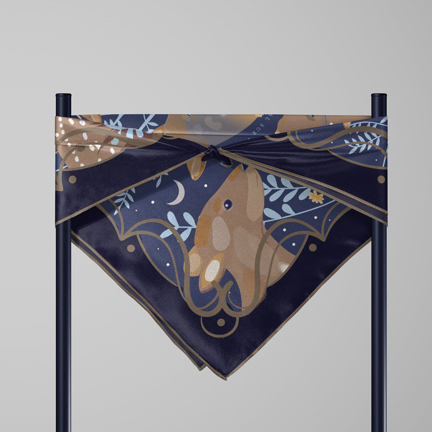 Pañuelo de Seda Pudúes en la Noche · 65 cm